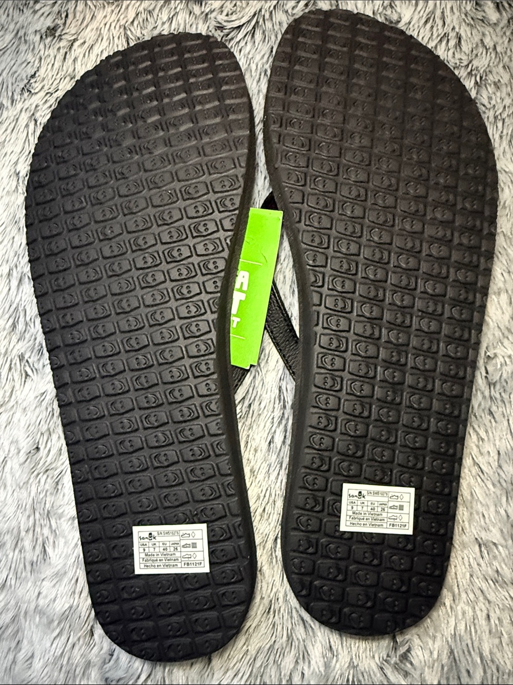 Sanuk Black Flip Flop Sandals with Green Logo - Picture 4 of 4